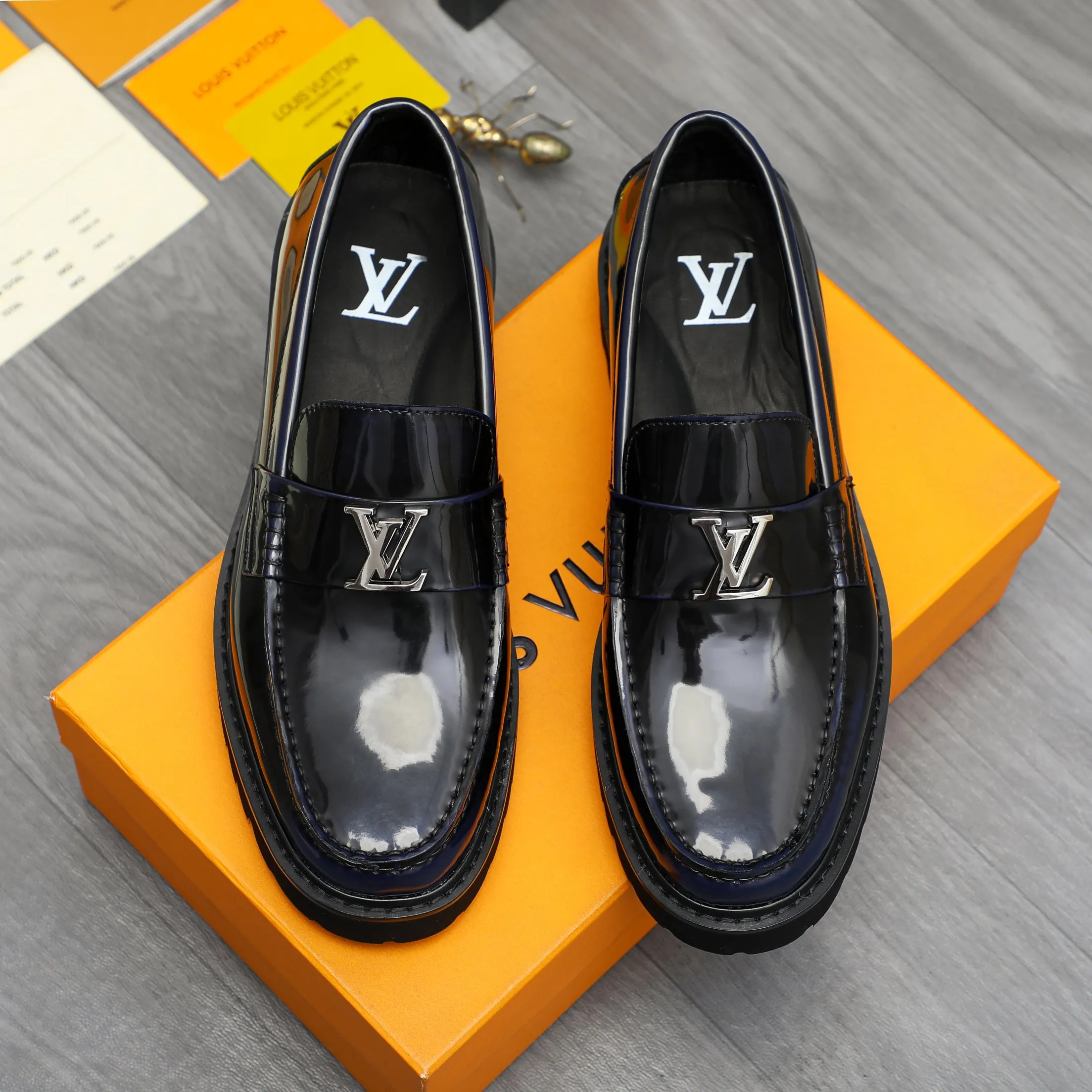 Men's shoes 💰p480 Product trademark: LV (Louis Vuitton) business slip-on leather shoes Regular size: 38-45 (45 is custom-made and non-returnable) Product materials: Selected high-quality color-brushed cowhide upper, cowhide lining, original rubber outsole